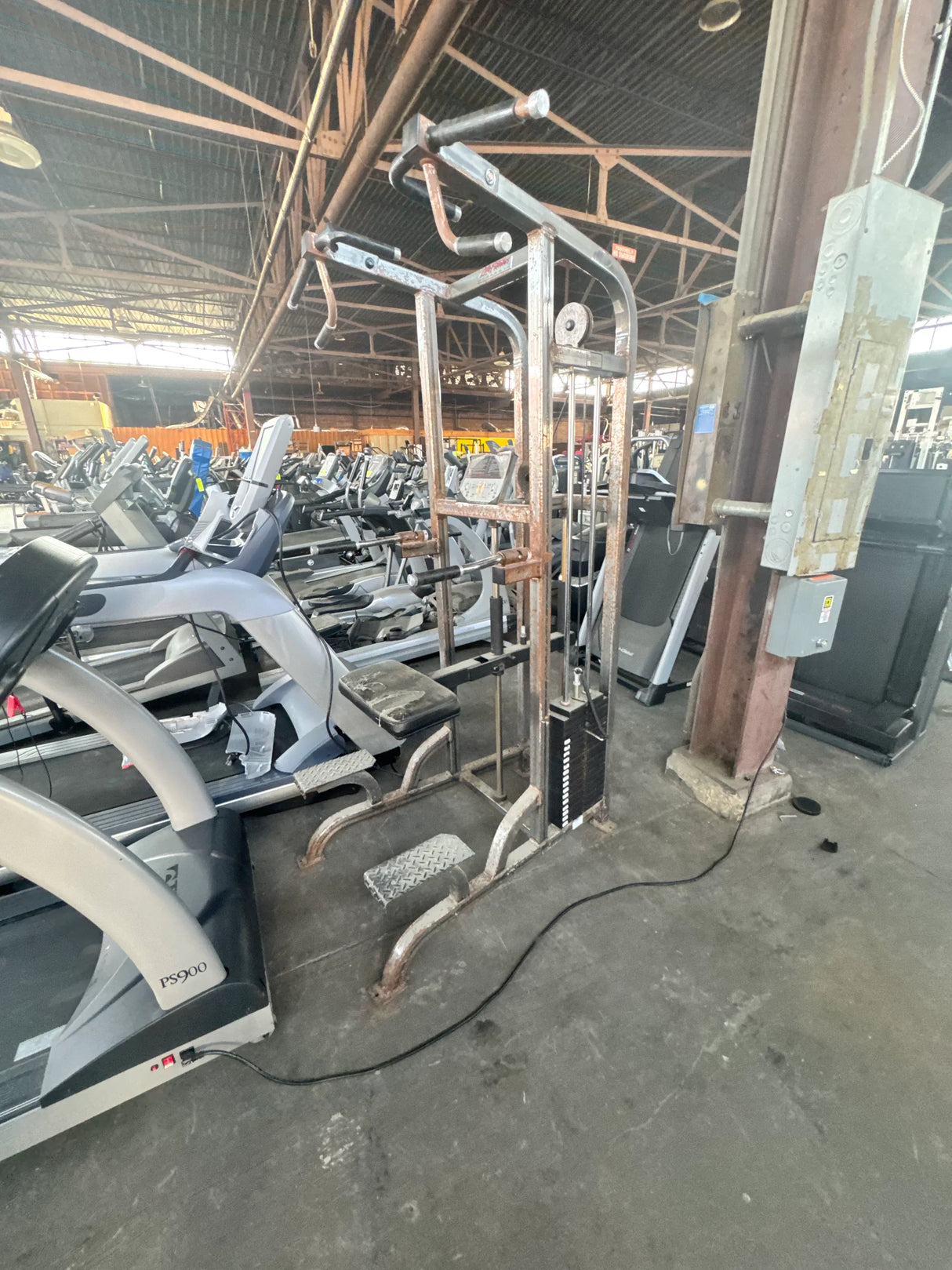 Pre-Owned Life Fitness Selectorized Chin Dip Assist