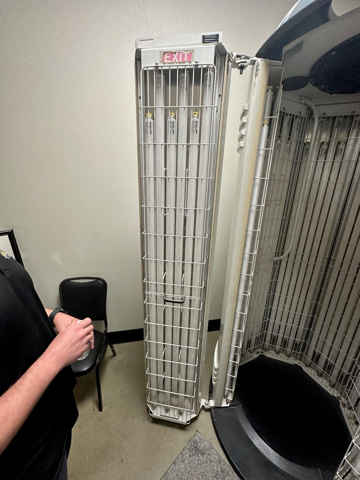 Pre-Owned Sundome 548V 48 Bulb Tanning Booth - Exercise Unlimited