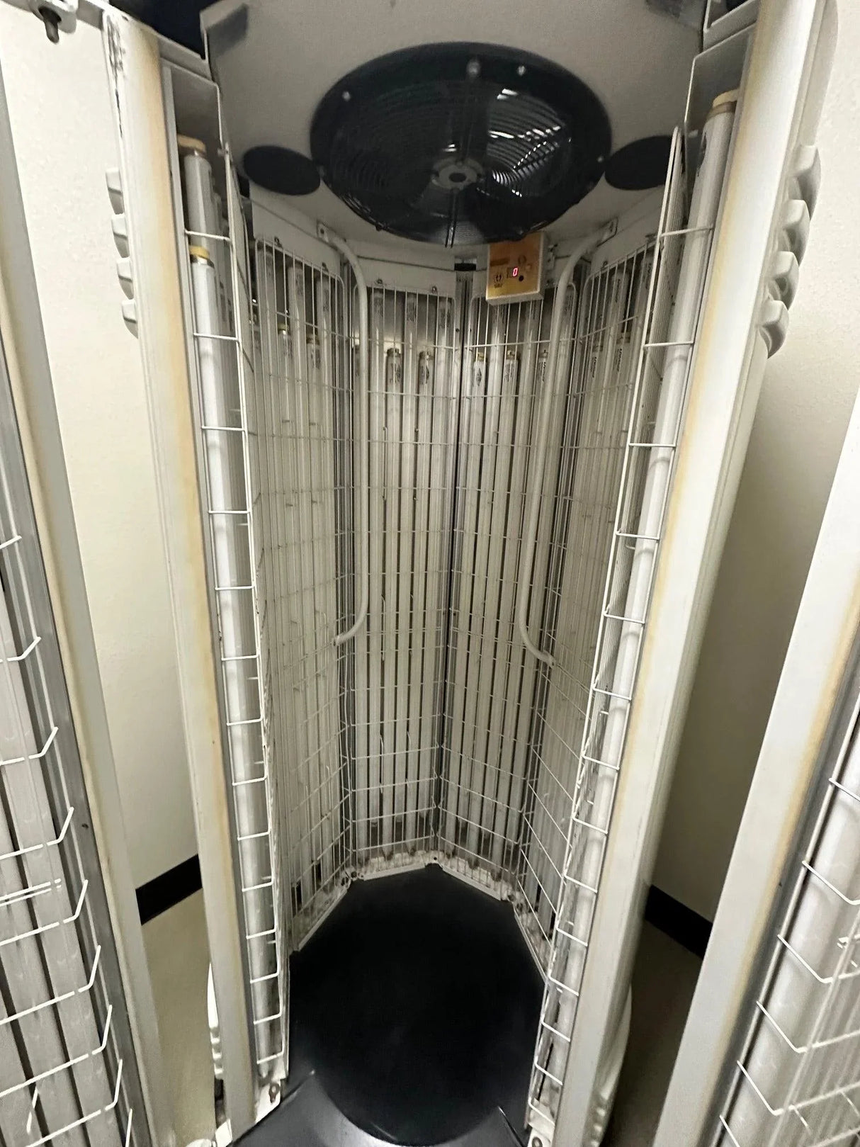 Pre-Owned Sundome 548V 48 Bulb Tanning Booth - Exercise Unlimited