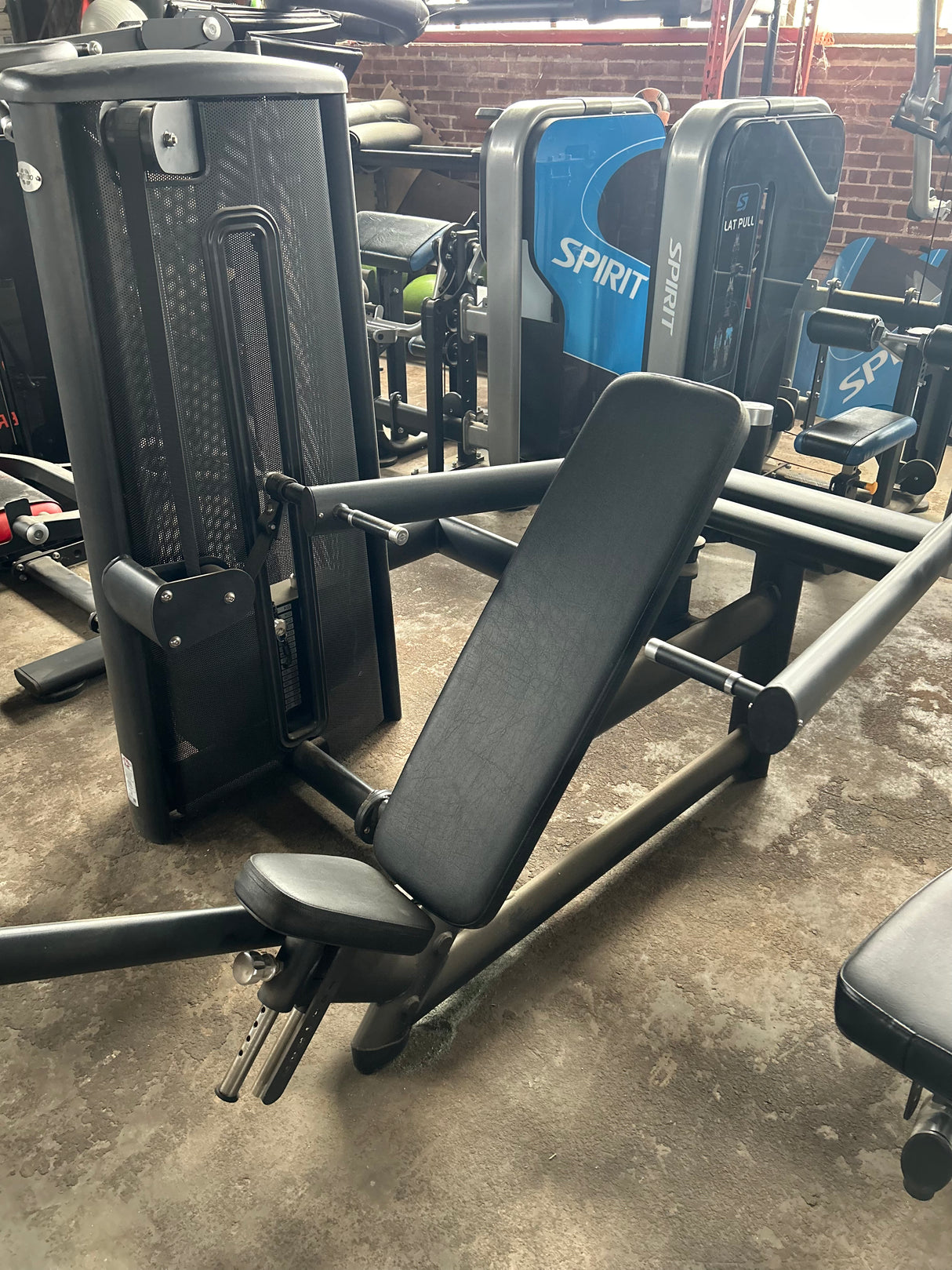 Gym 80 Shoulder Press Selectorized Demo Model - ExerciseUnlimited