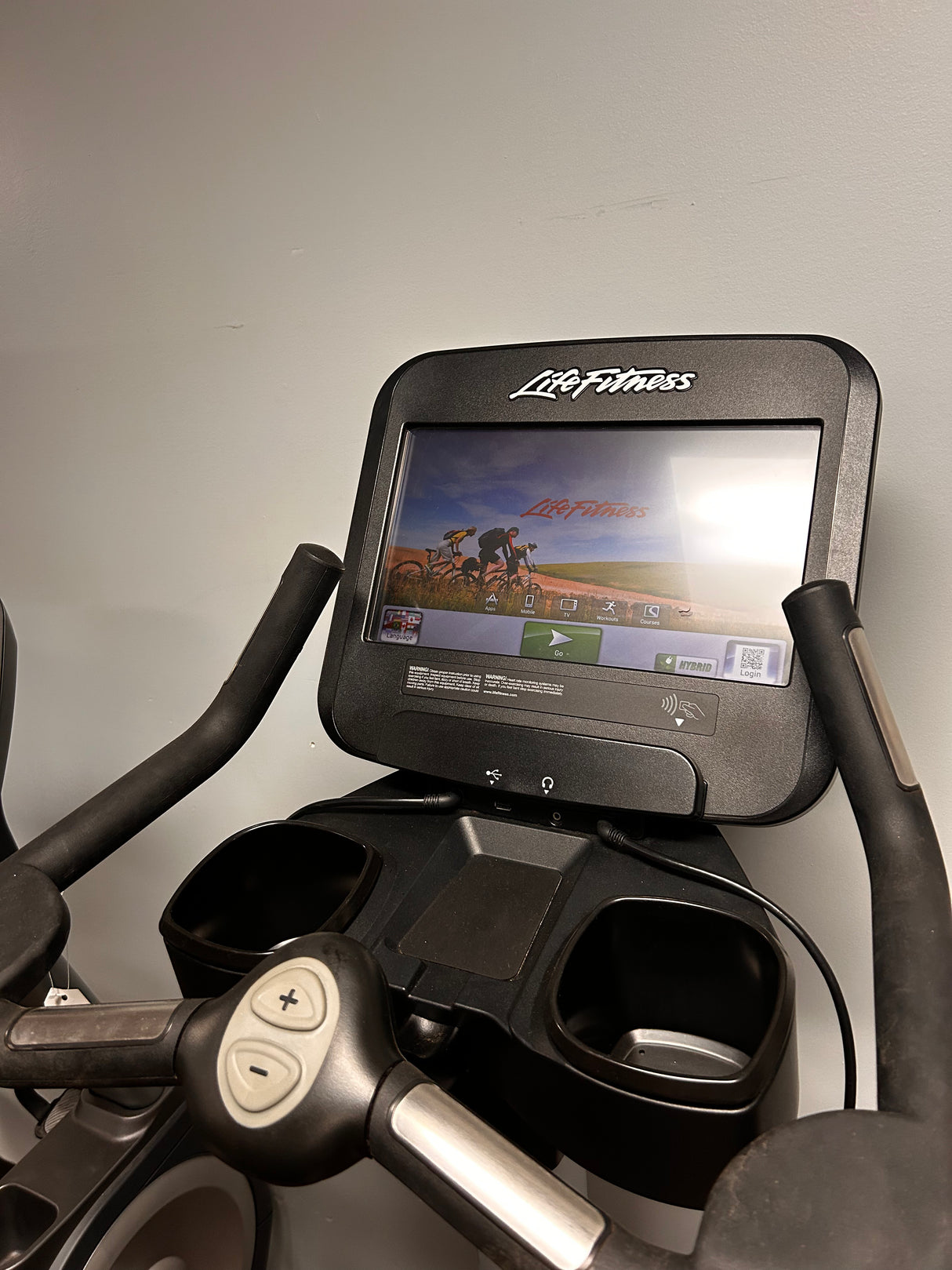Pre-Owned Life Fitness Discover SE Upright Bike with 15" TouchScreen