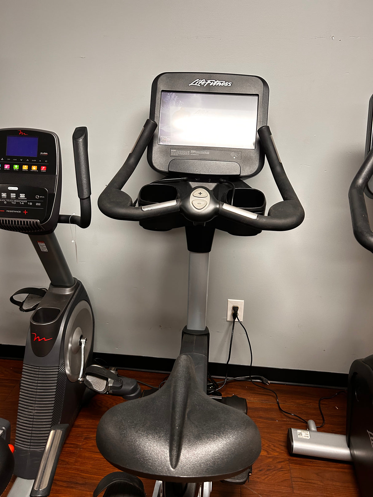 Pre-Owned Life Fitness Discover SE Upright Bike with 15" TouchScreen