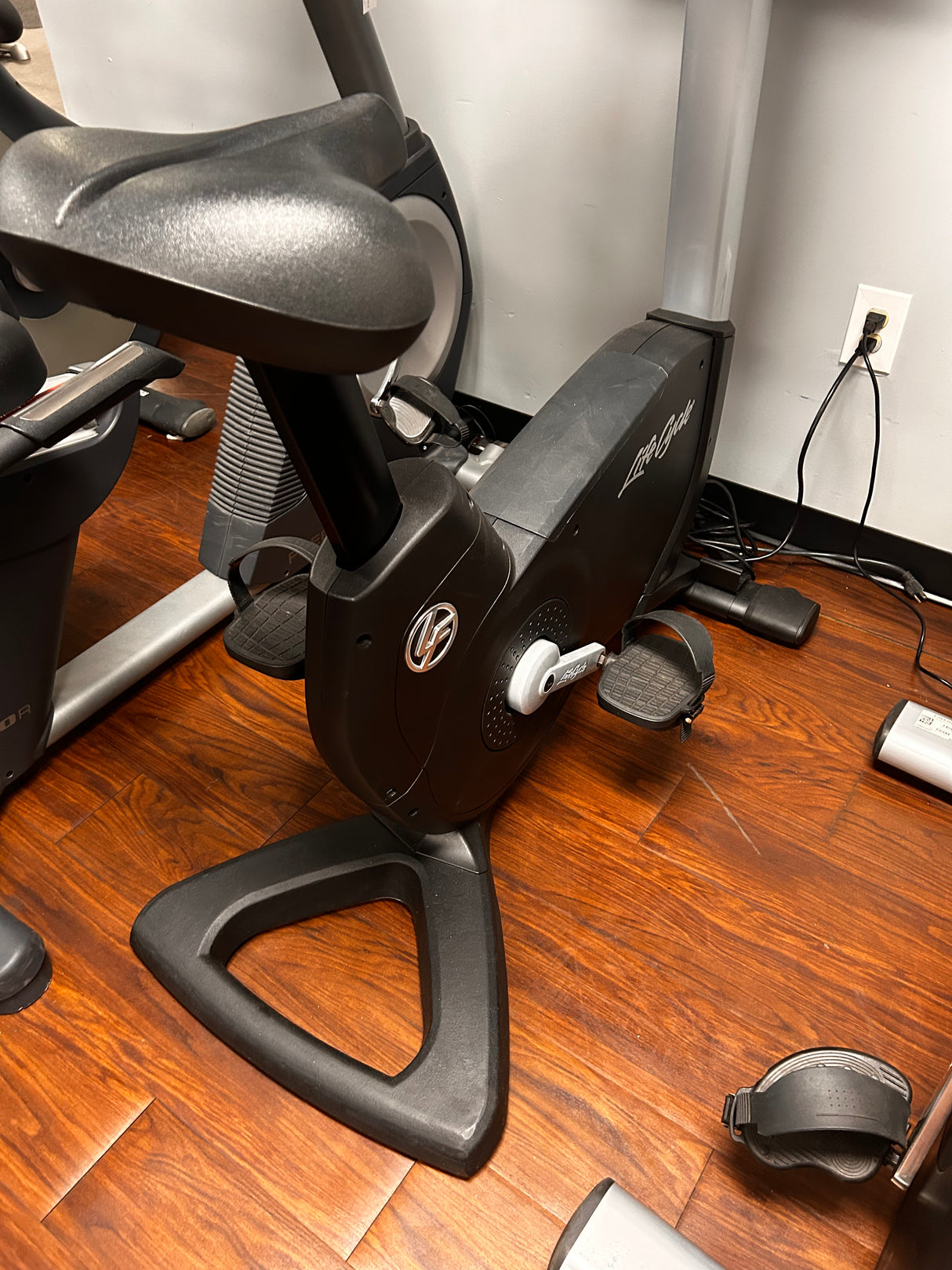 Pre-Owned Life Fitness Discover SE Upright Bike with 15" TouchScreen