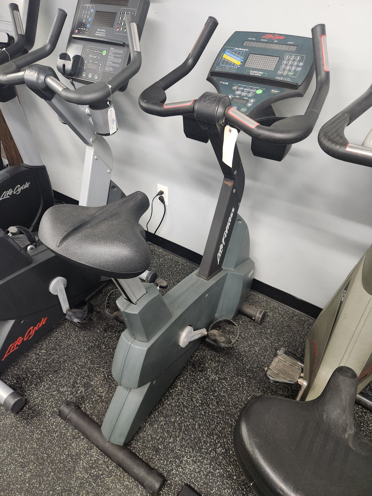 Pre-Owned Life Fitness 9500 HR Upright Exercise Bike (black)