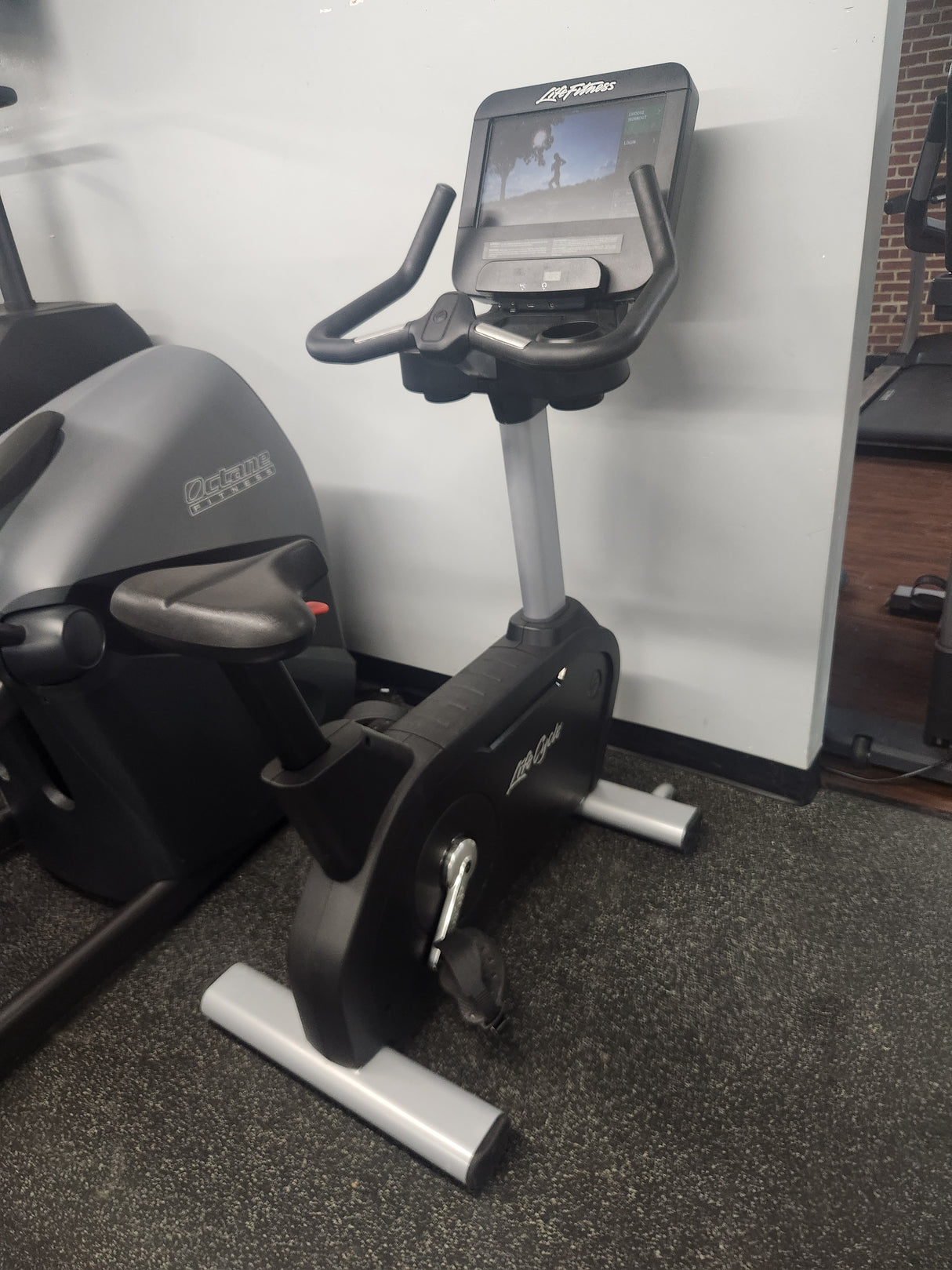 Pre-Owned Life Fitness Integrity Series SE3 Upright Bike w/ HD Console