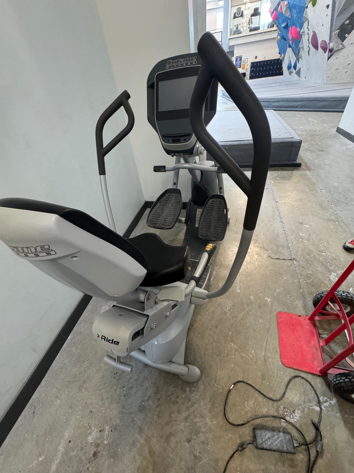 Pre-Owned Octane XR6000 Recumbent Elliptical (white)