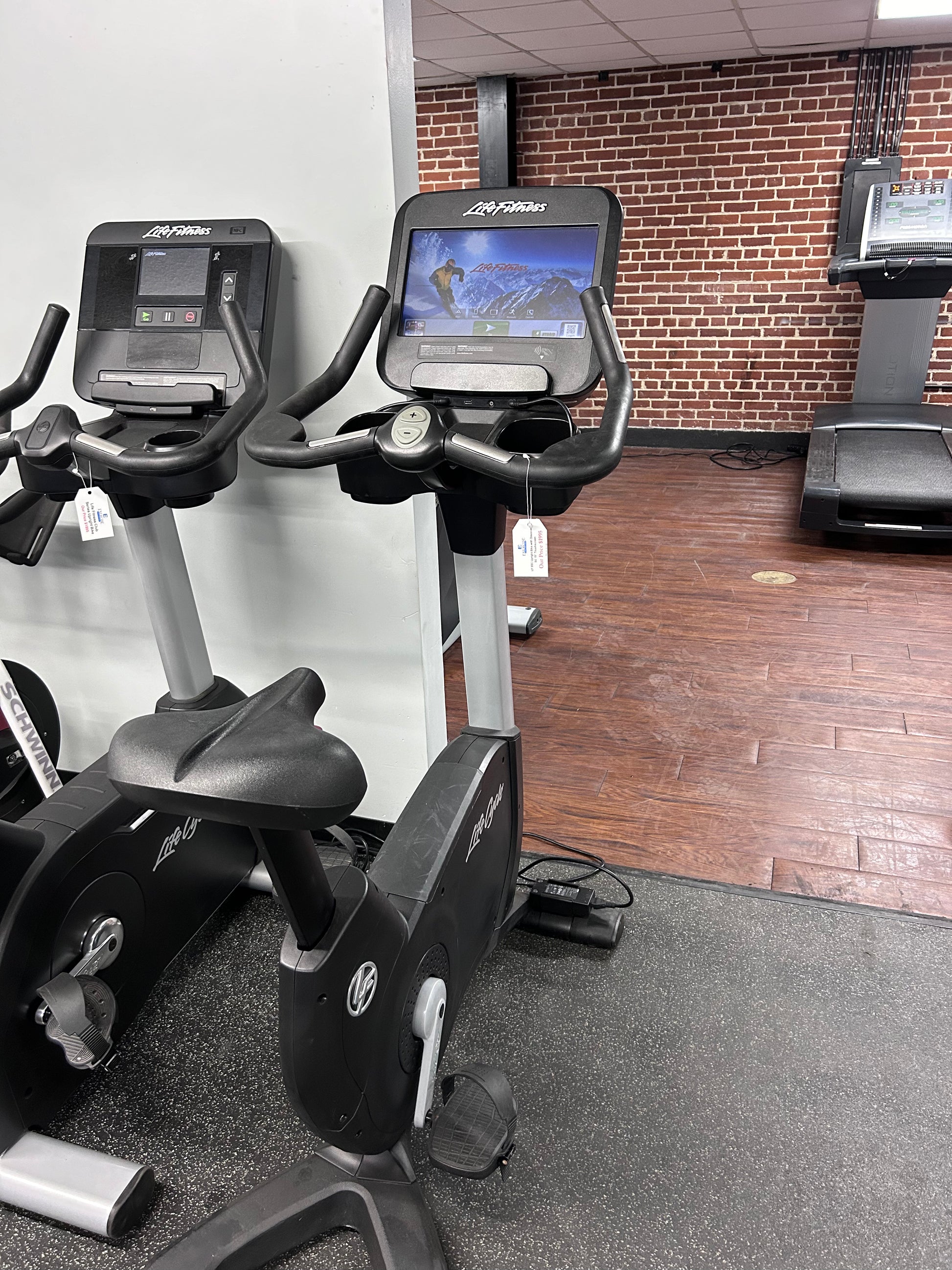 Pre-Owned Life Fitness Upright Bike 9SC w/ discover SE 15" Touchscreen - ExerciseUnlimited