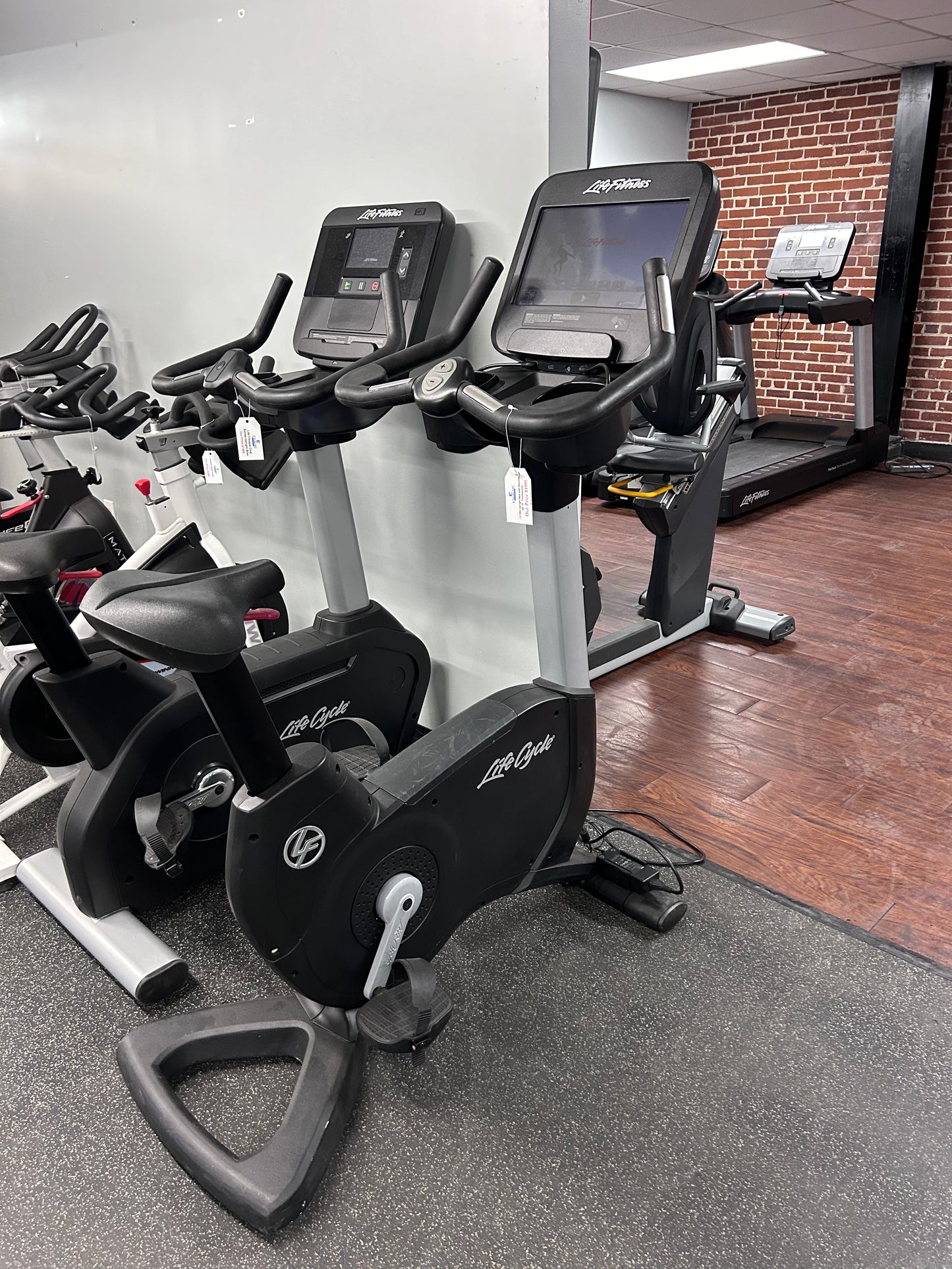 Pre-Owned Life Fitness Upright Bike 9SC w/ discover SE 15" Touchscreen - ExerciseUnlimited