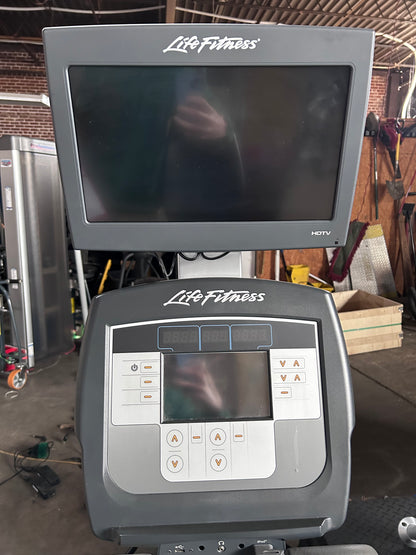 Pre-Owned Life Fitness Inspire Series 95R Recumbent Bike with 15" HD TV - ExerciseUnlimited