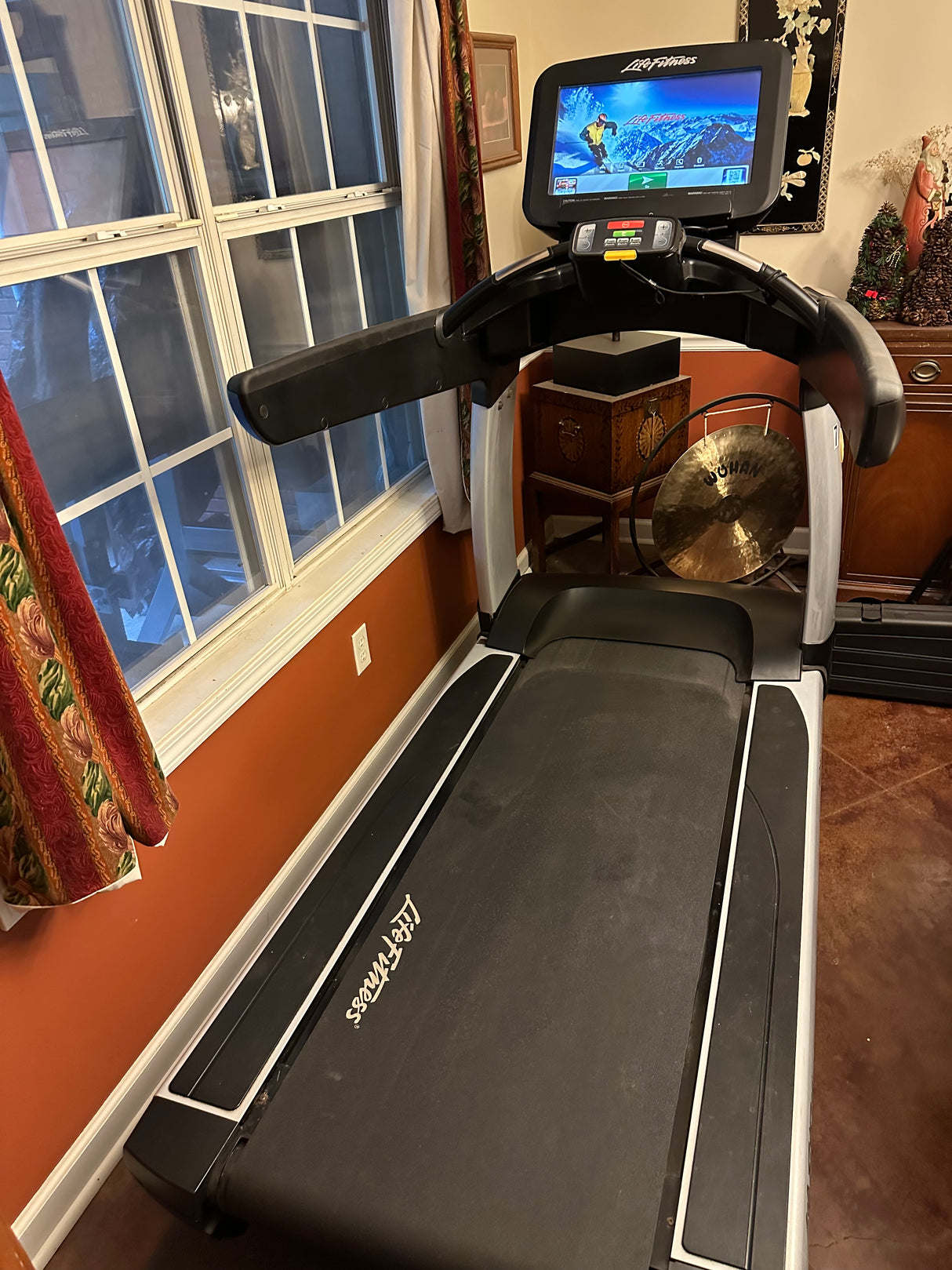 Pre-Owned Life Fitness 95T Touchscreen Treadmill