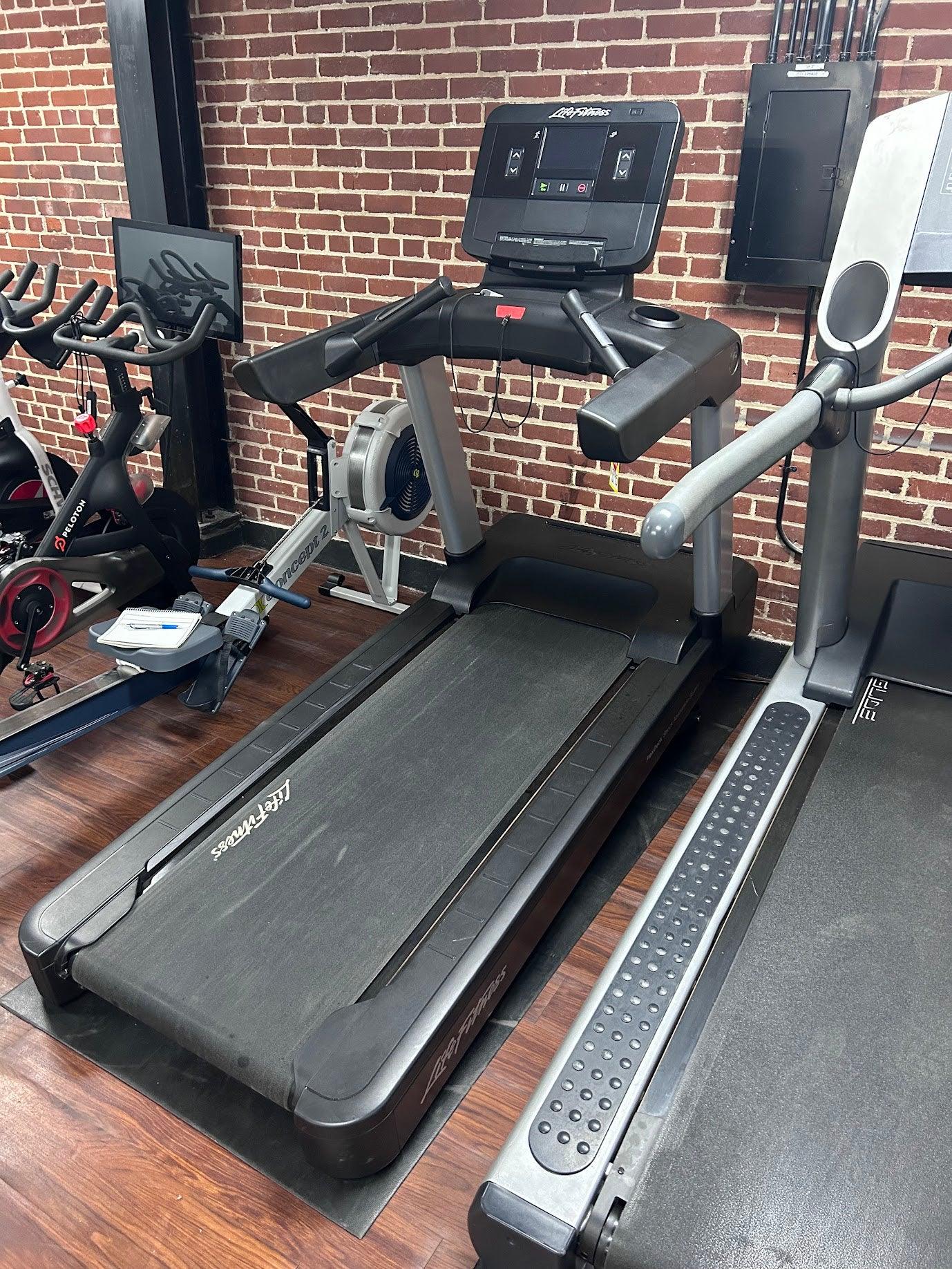 Pre-Owned Life Fitness Club Series Touchscreen Treadmill - ExerciseUnlimited
